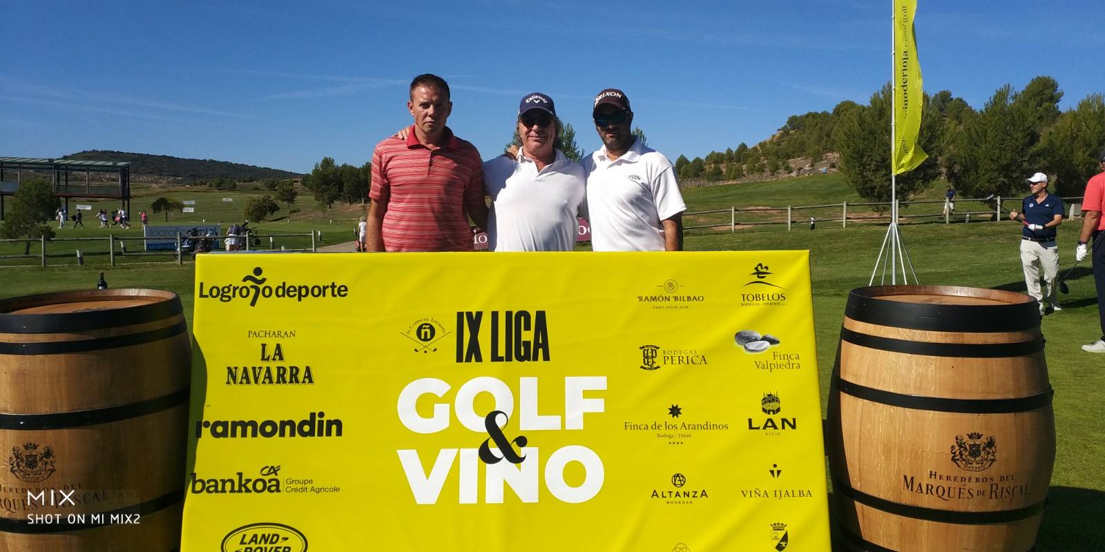 Los jugadores posan en el punto de salida antes del comienzo del Torneo Marqués de Riscal, de la Liga de Golf y Vino, de lomejordelvinoderioja.com.