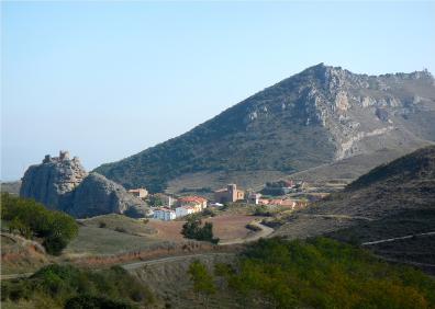 Imagen secundaria 1 - Subida a Clavijo, vista de la localidad con el Monte Laturce y sendero en Peña Lices 