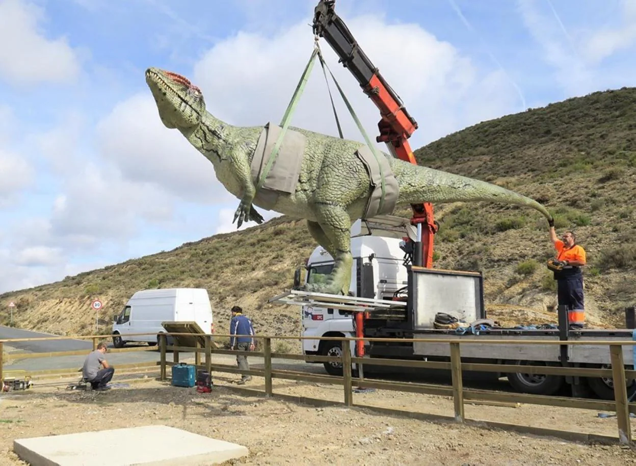 Instalación del dinosaurio en Los Cayos, en Cornago. :: l.r.