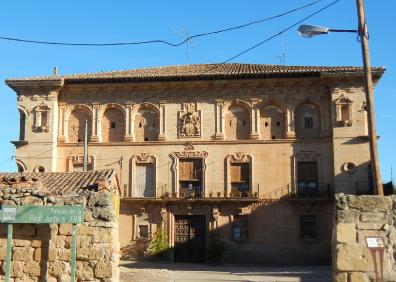 Imagen secundaria 1 - Paisaje entre Logroño y Fuenmayor, Palacio de la Real Junta de Cosecheros y camino asfaltado