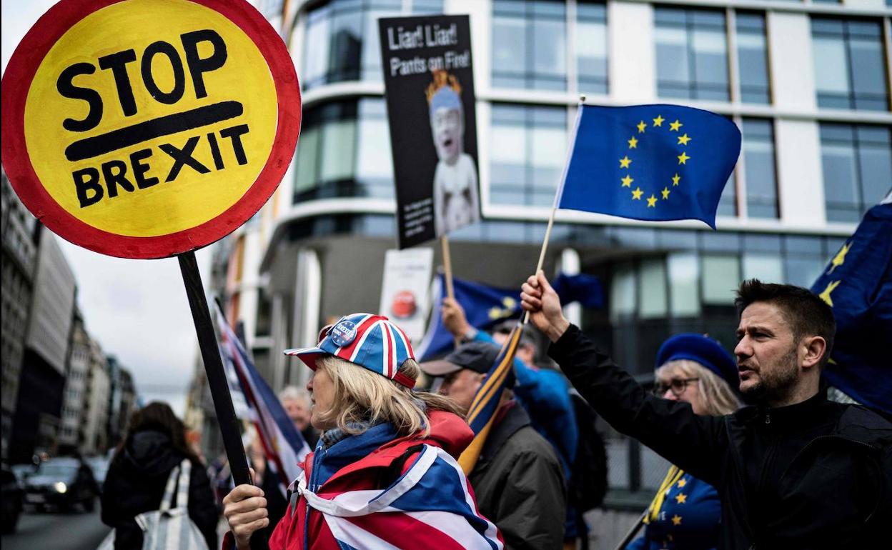 Activistas anti-Brexit protestaron este miércoles cerca del Parlamento Europeo en Bruselas.