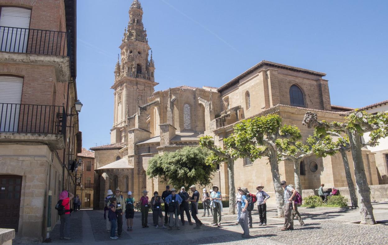 Un grupo de turistas extranjeros fotografiando la catedral a principios de este pasado verano. :: albo