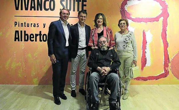 Imagen principal - Arriba, Santiago y Rafael Vivanco, Ana Arambarri, Angélica Sáenz y Alberto Corazón. A la izquierda, Santiago Vivanco y Alberto Corazón. A la derecha, 'Hoja-parra-mapa' y 'Hoja-parra-viento', dos de las obras. 