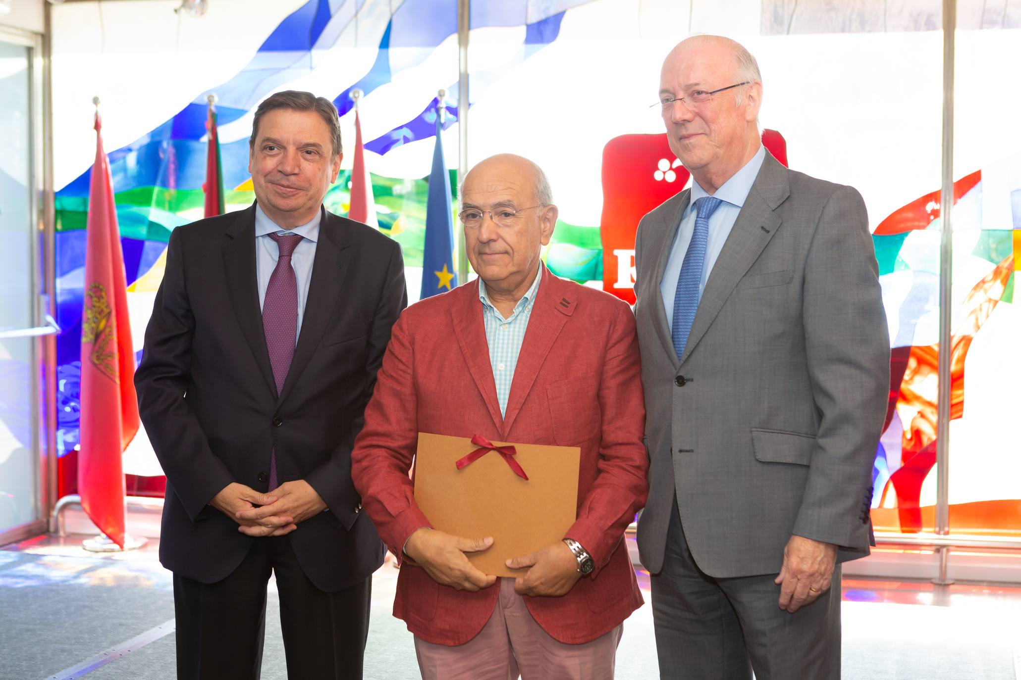 El ministro Luis Planas ha entregado el reconocimiento a las bodegas. 