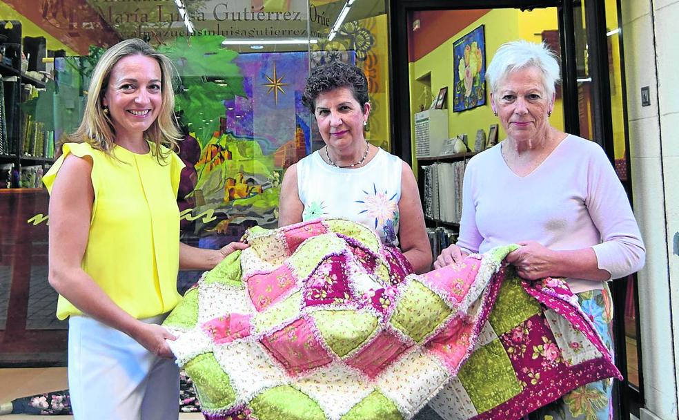 María Pascual, Pilar Alfaro y MaríaLuisa Gutiérrez, de Mastelas, son las autoras de uno de los ocho bodis de la última colección de Leandro Cano. 