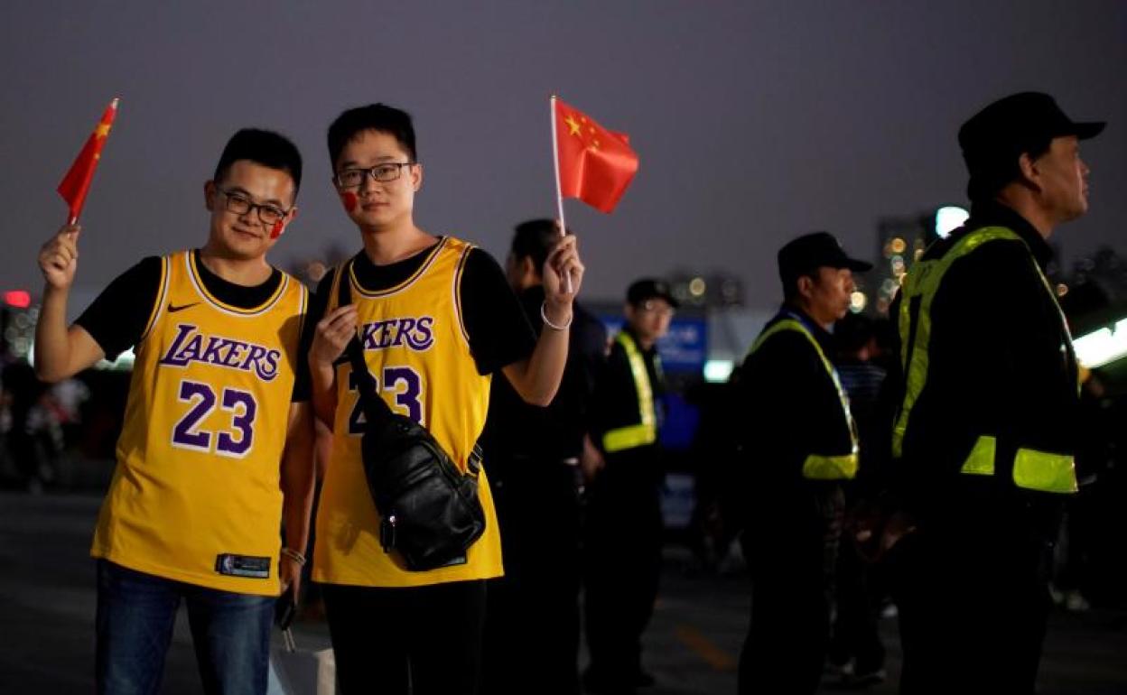 Aficionados chinos ataviados con las camisetas de los Lakers en Shanghái. 