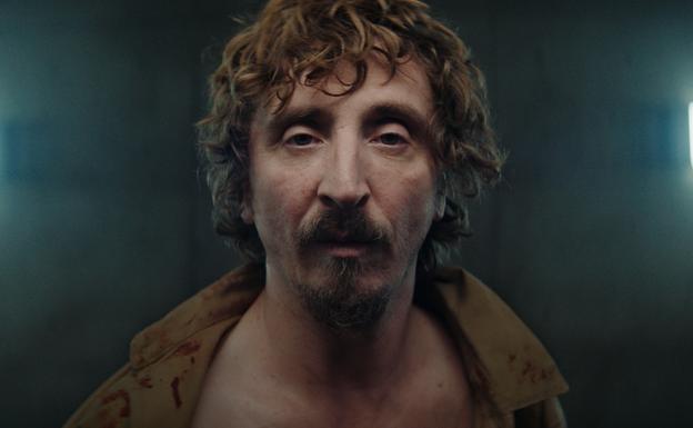 Imagen principal - El actor protagonista Ivan Massagué, la plataforma con la comida para los reclusos y el póster del filme, que llegará próximamente a las salas.