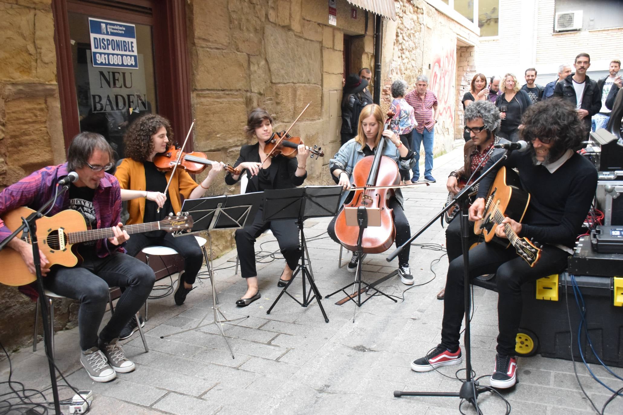 El acto ha incluido un concierto y una firma de discos. 