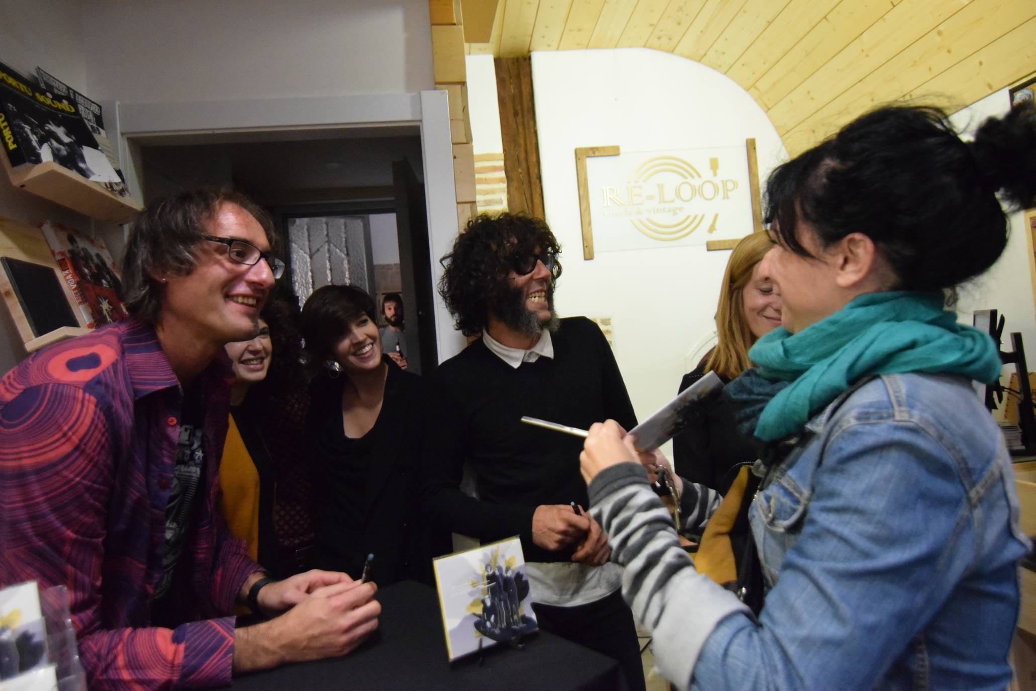 El acto ha incluido un concierto y una firma de discos. 