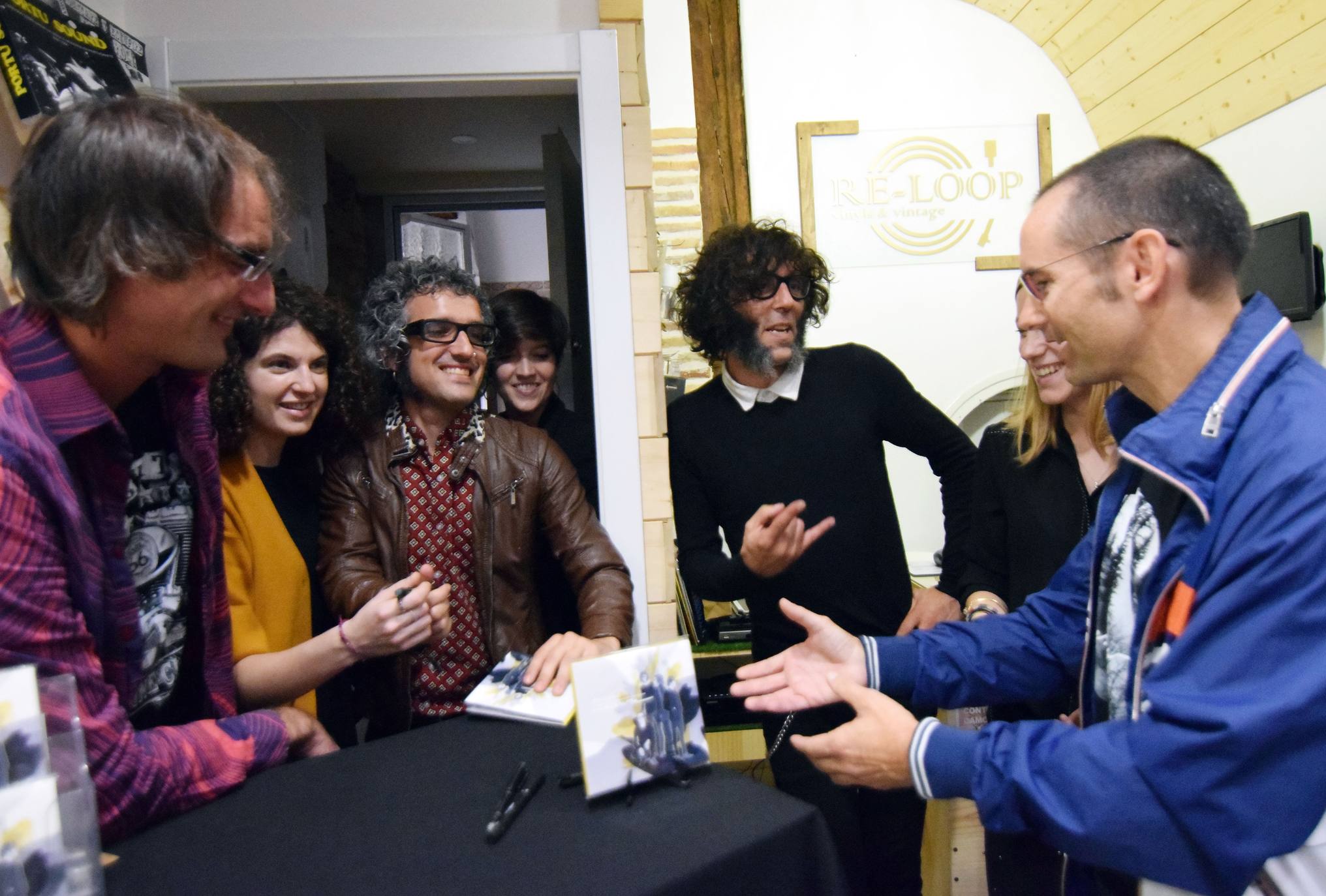 El acto ha incluido un concierto y una firma de discos. 