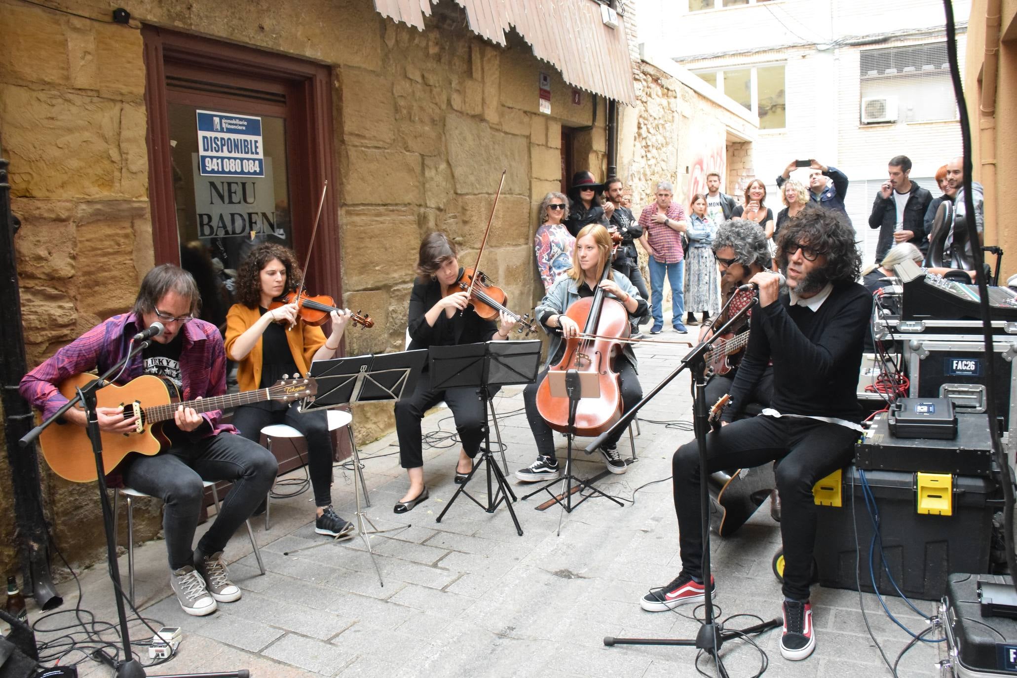 El acto ha incluido un concierto y una firma de discos. 