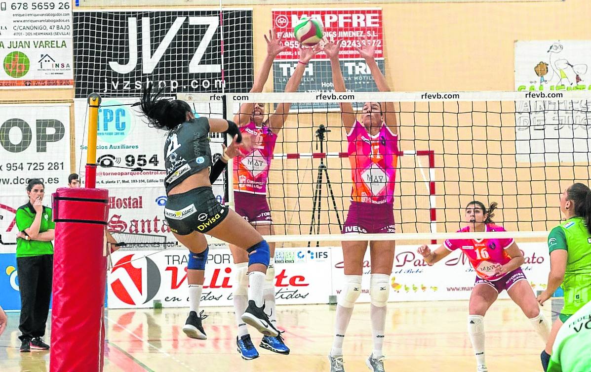 Da Silva y Pejkovic tratan de bloquear a Medina durante el encuentro de este domingo.