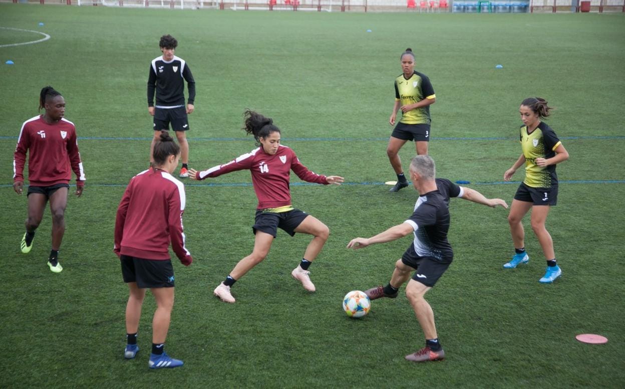 Gerardo realiza un ejercicio junto a sus jugadoras en un entrenamiento del EDF Logroño. :: díaz uriel