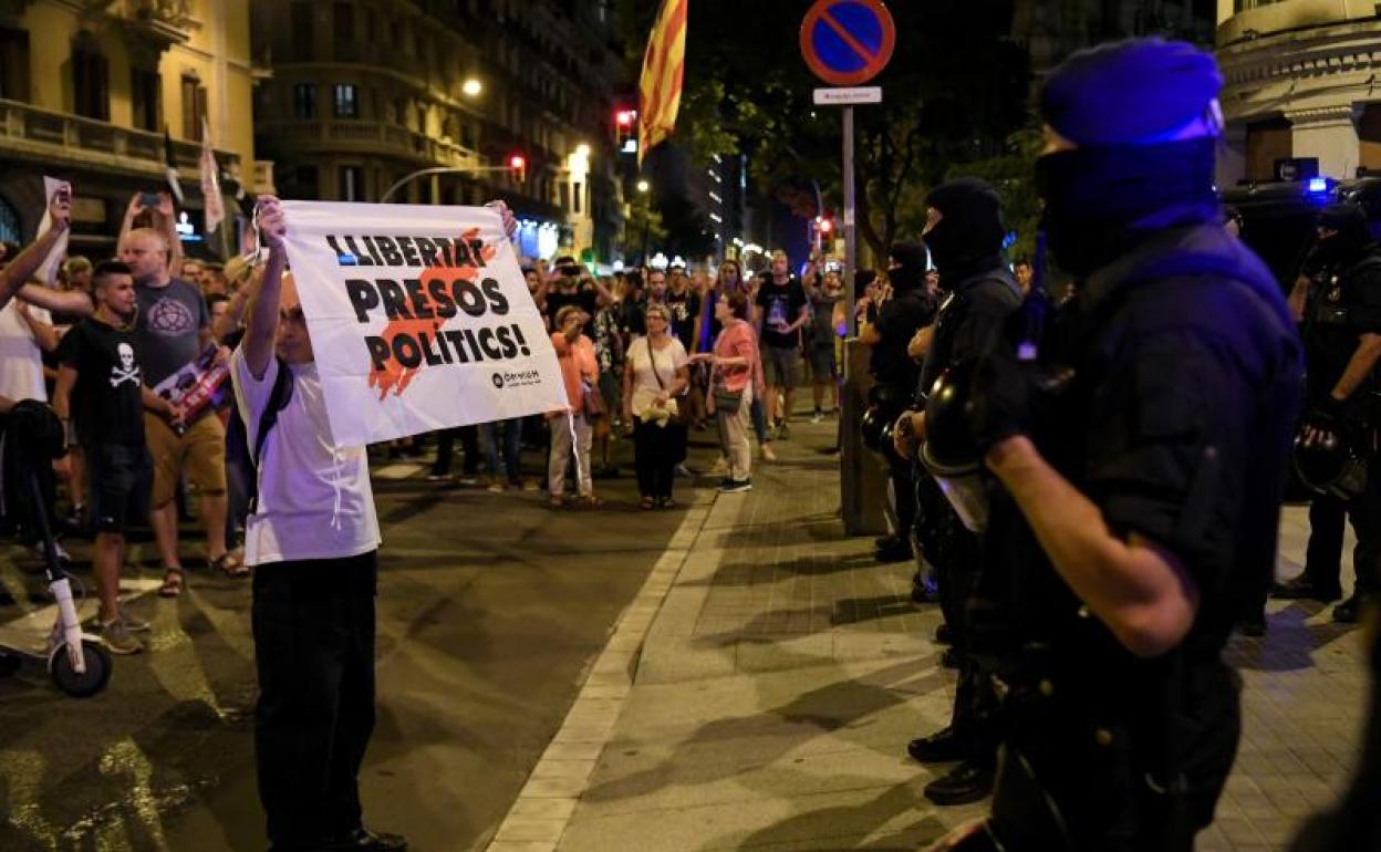 Varios agentes de los Mossos d'Esquadra vigilan a los participantes en una protesta independentista. 