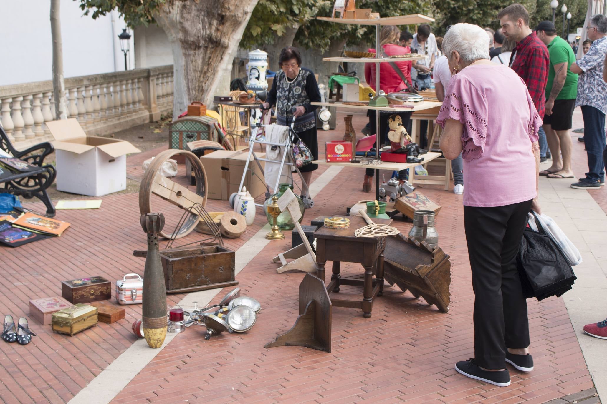 Una veintena de anticuarios ha participado en la iniciativa, que ha tenido lugar en los jardines de la Vega.