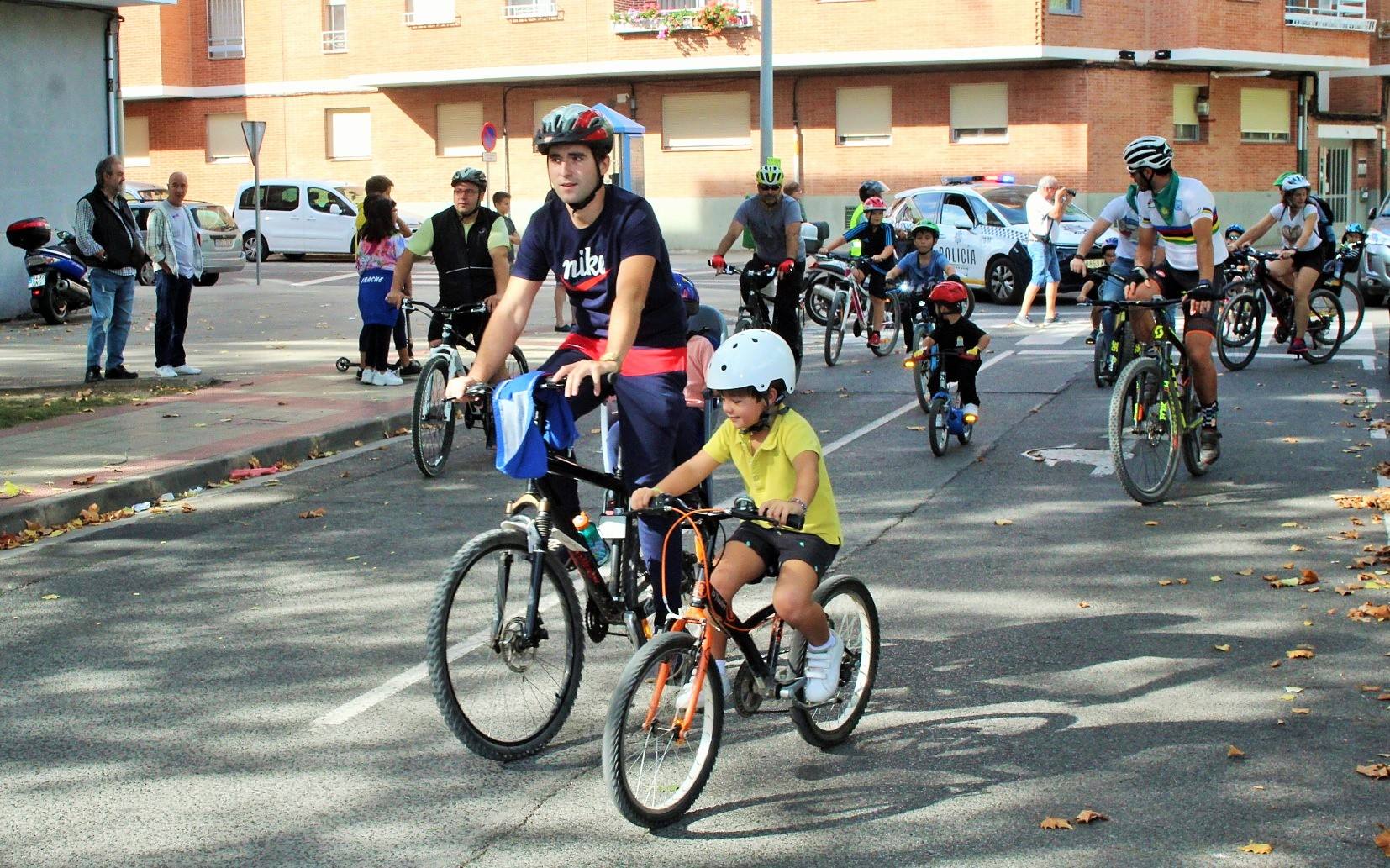 Reunió a vecinos y seguidores de la ciclista en la cita dominical de las fiestas del barrio logroñés Varea