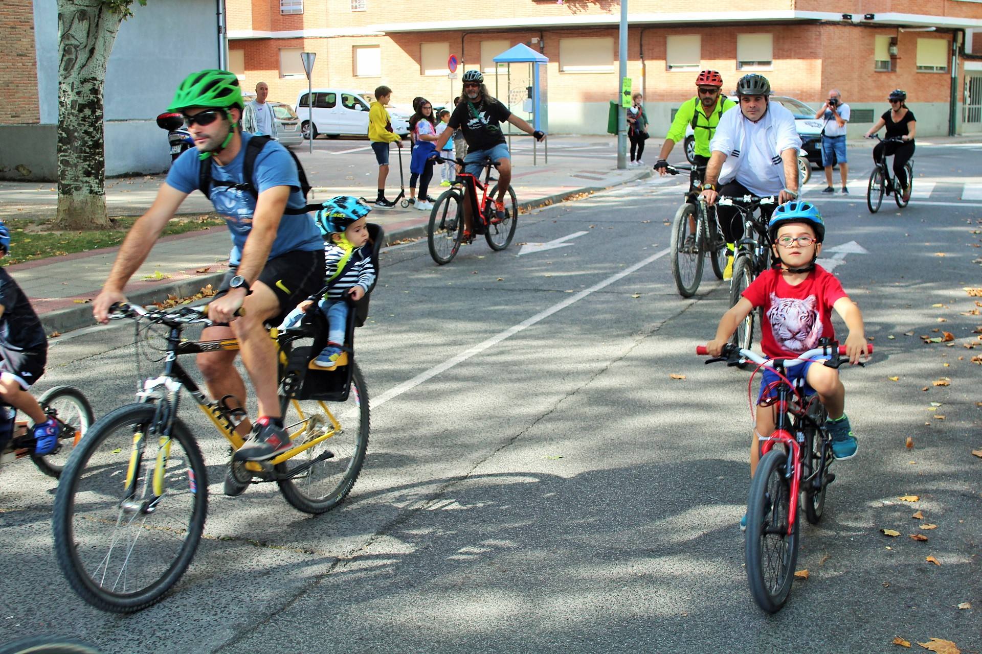 Reunió a vecinos y seguidores de la ciclista en la cita dominical de las fiestas del barrio logroñés Varea