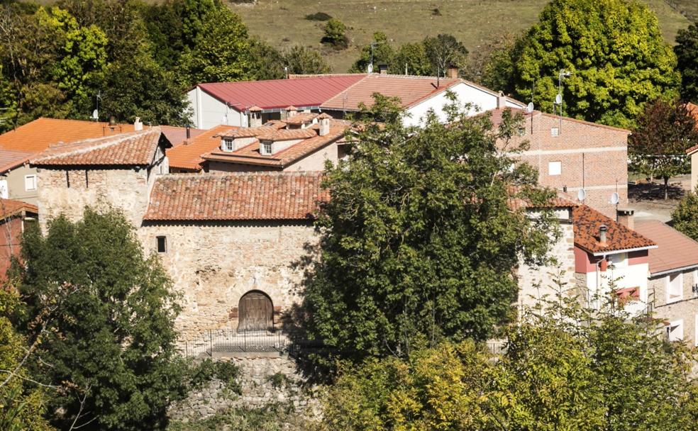 Vista de Pazuengos desde el monte vecino. En primer término aparece la iglesia de San Martín, probablemente edificada sobre el castillo. Al fondo, las campas en las que se dice que el Cid libró su primera gran batalla.