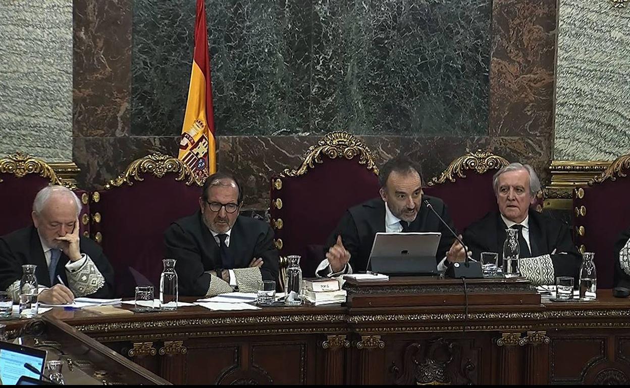 El presidente del tribunal que Manuel Marchena (c), junto a los magistrados (de izda a dcha) Luciano Varela, Andrés Martínez Arrieta, Juan Ramón Berdugo y Antonio del Moral 