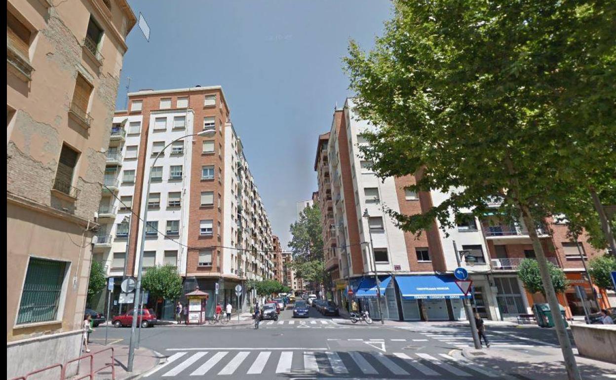 Un vehículo atropella a un bebé en su sillita en Logroño