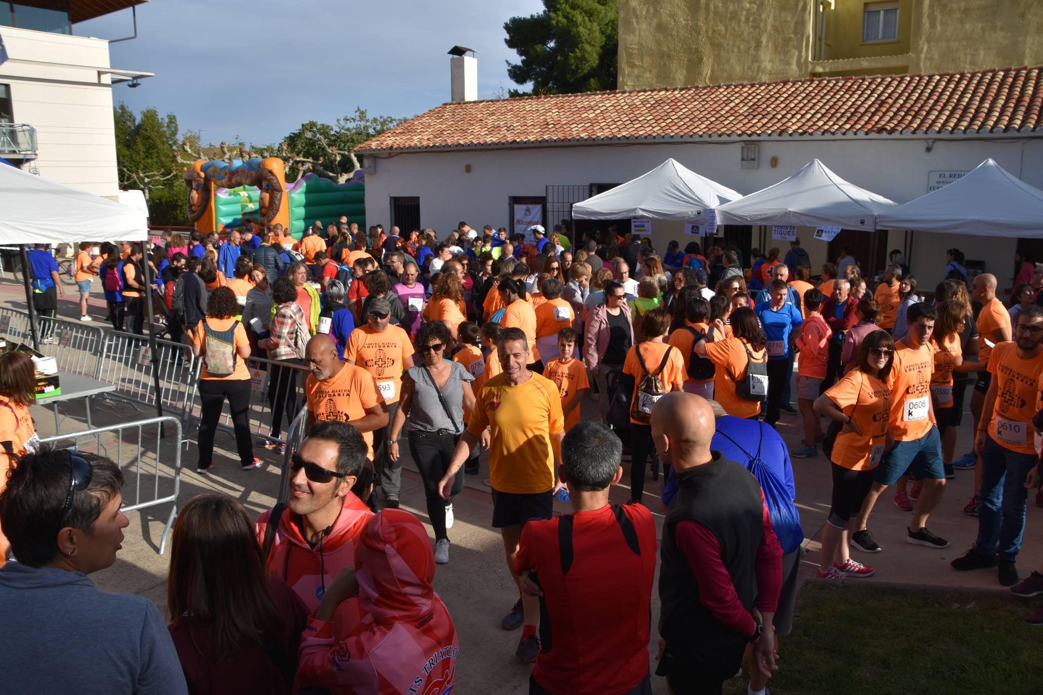 En total 821 hubo participantes entre las tres de los cuales la mayor parte, 658 personas, participaron en la marcha de 11.5 kilómetros por un circuito rural