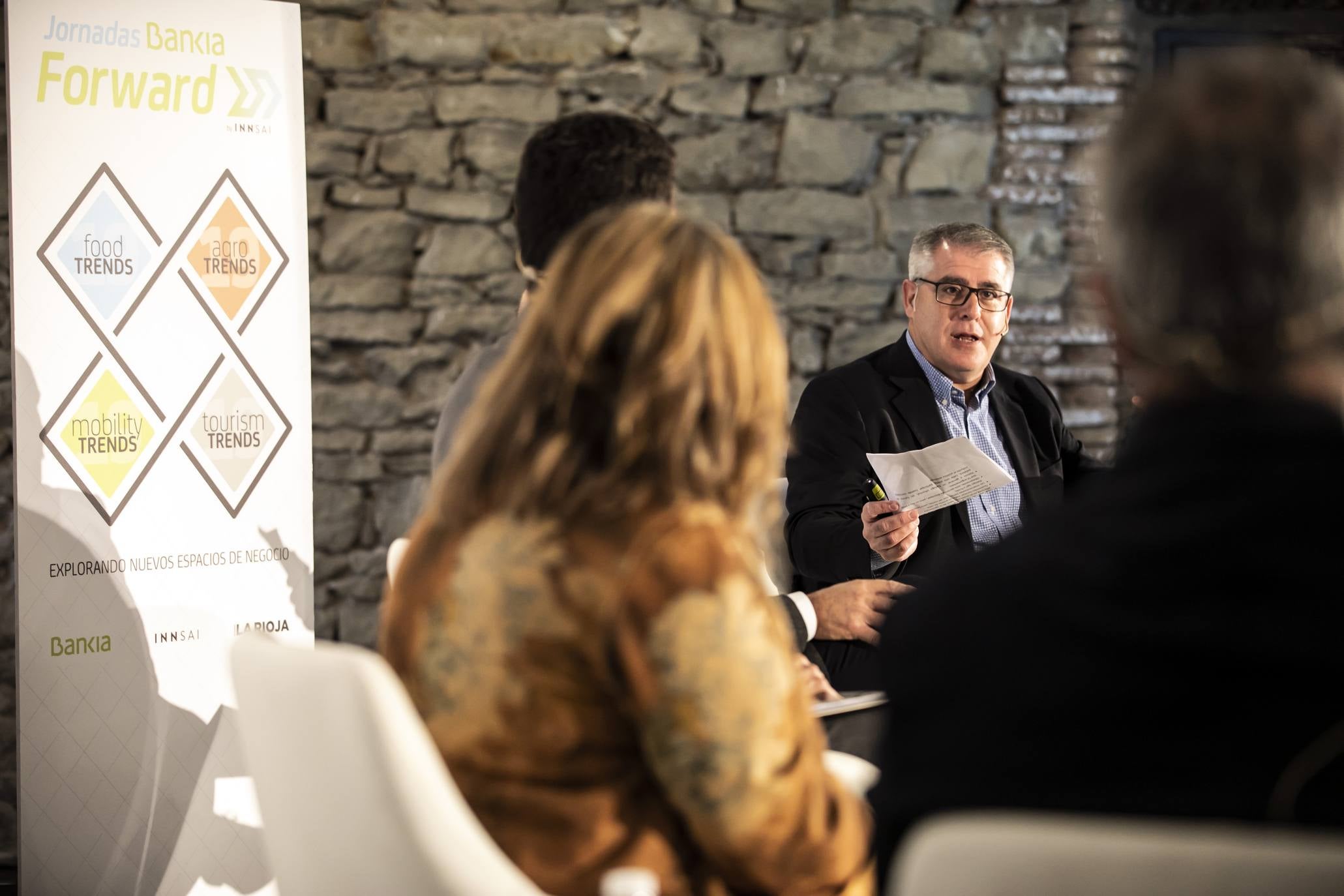 El CEO de la consultora de estrategia corporativa Innsai, Jesús Navarro, ha explicado en Logroño las tendencias innovadoras de futuro en la agricultura, dentro de la Jornada Bankia Forward que ha organizado Diario LA RIOJA en Bodegas Franco-Españolas.