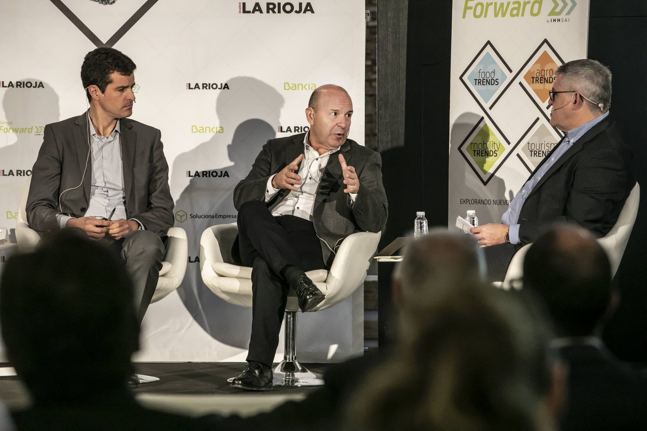 El CEO de la consultora de estrategia corporativa Innsai, Jesús Navarro, ha explicado en Logroño las tendencias innovadoras de futuro en la agricultura, dentro de la Jornada Bankia Forward que ha organizado Diario LA RIOJA en Bodegas Franco-Españolas.