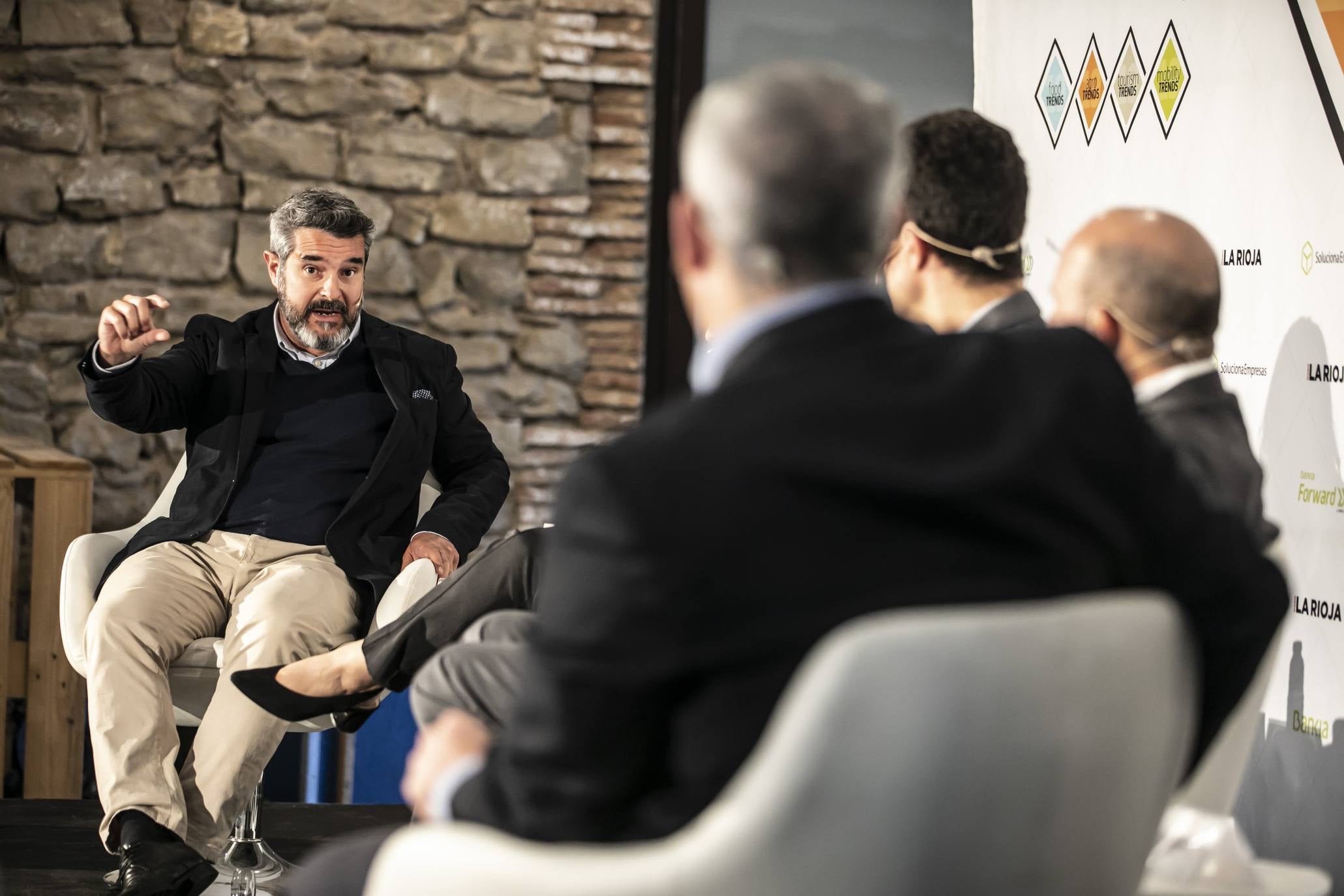 El CEO de la consultora de estrategia corporativa Innsai, Jesús Navarro, ha explicado en Logroño las tendencias innovadoras de futuro en la agricultura, dentro de la Jornada Bankia Forward que ha organizado Diario LA RIOJA en Bodegas Franco-Españolas.