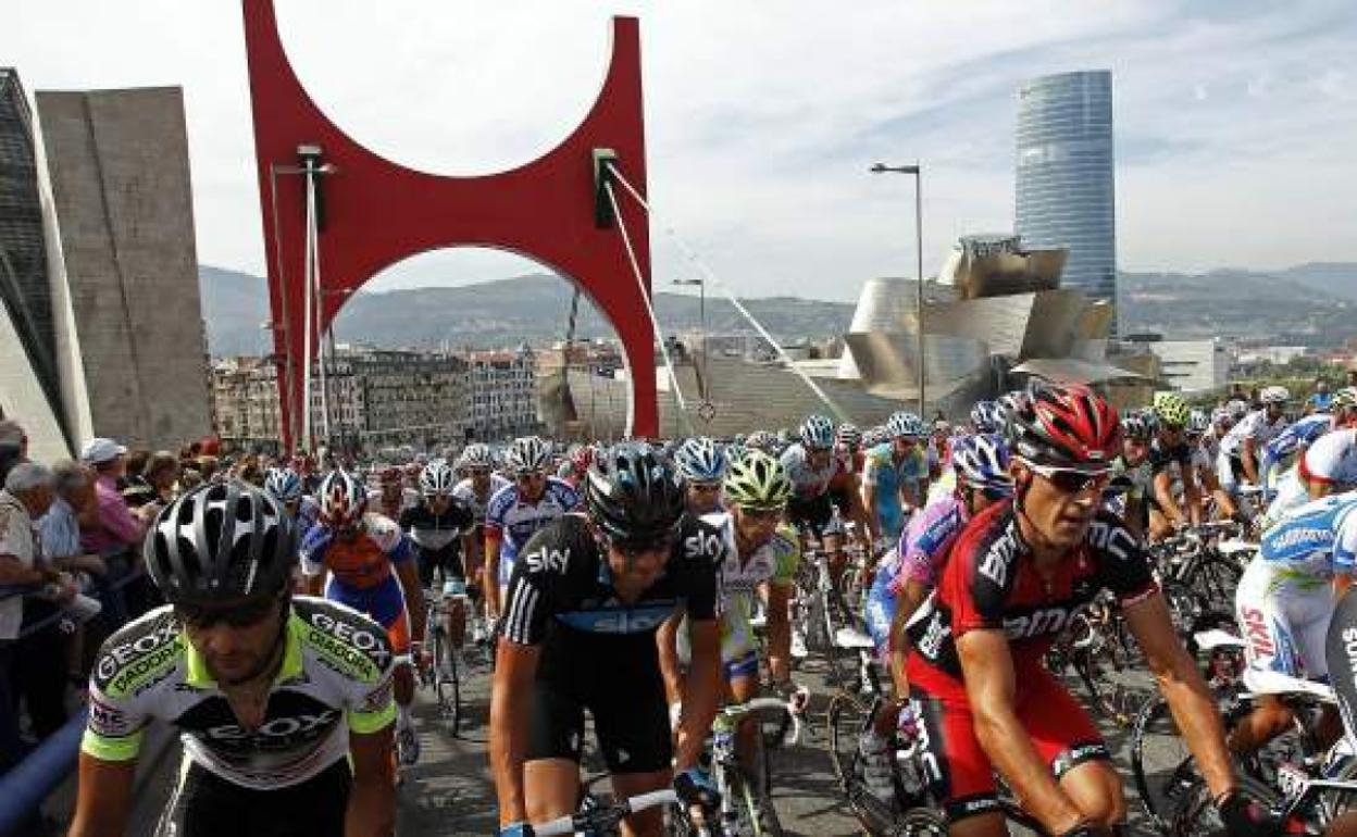 El pelotón de la Vuelta en una etapa en Bilbao