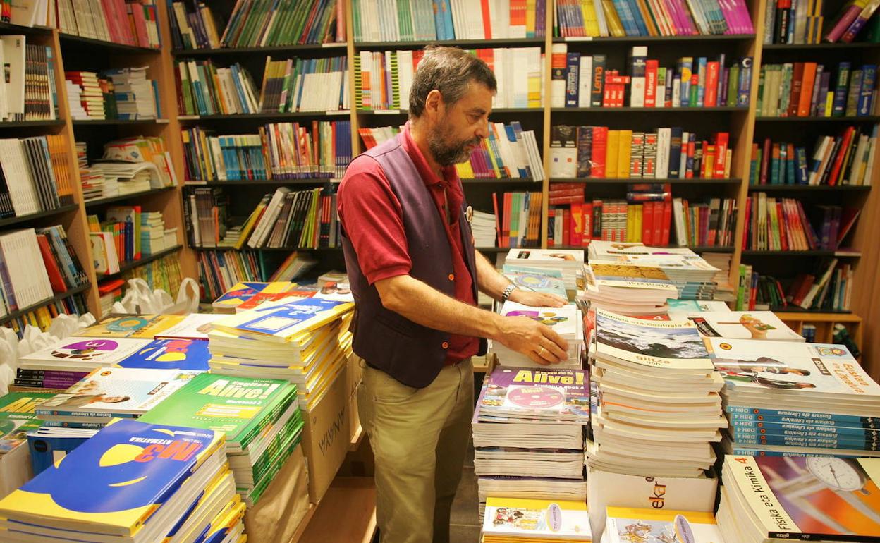 Críticas al sector editorial de padres y docentes por el precio del libro de texto