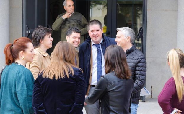 Javier Ruiz, respaldado por sus compañeros socialistas, antes del plano. 