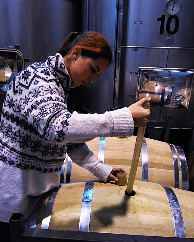 Lucía Eguizábal en una de las barricas de sus A Veredas. 