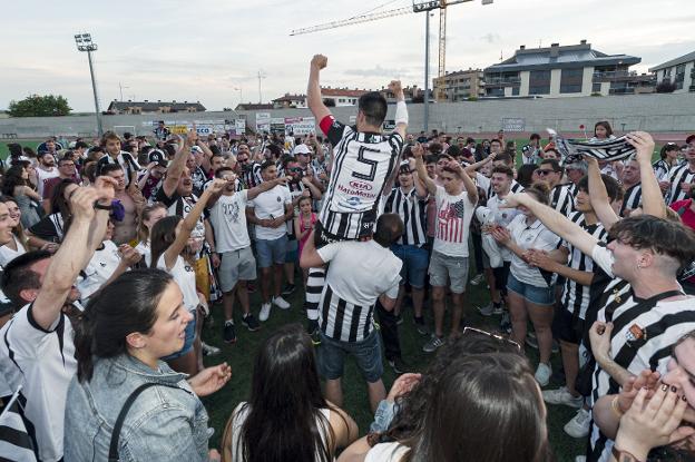 Celebración en El Mazo tras conseguir el Haro el ascenso