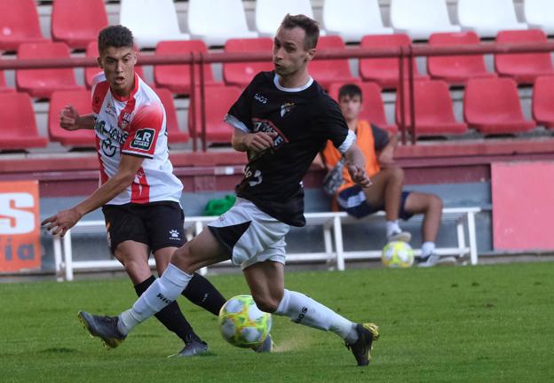 Iago López en una de sus acciones contra el Tudelano