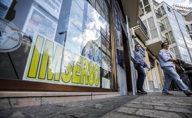 Agencia que promociona en su escaparate viajes del 'Imserso'