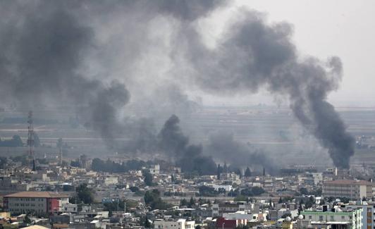 Humo saliendo de distintos edificios en Siria durante el bombardeo de las fuerzas turcas.