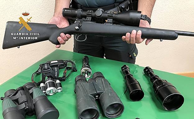 Un agente sostiene los materiales intervenidos durante la actuación policial