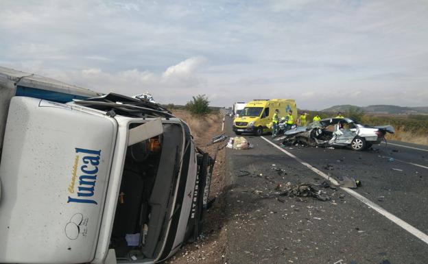 En primer plano, uno de los camiones implicados en el accidente. Detrás, el vehículo en el que viajaba la víctima mortal.