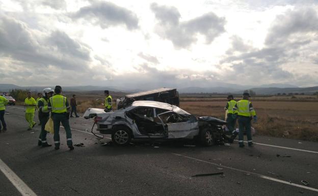 Imagen principal - Un muerto y tres heridos en un accidente en la N-232, en Corera