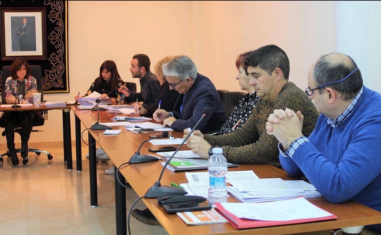 Imagen de archivo de un pleno en Villamediana, con Martínez a la derecha.