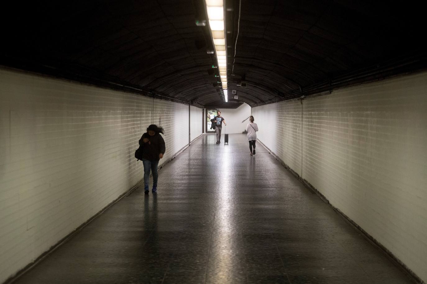 Aspecto del intercambiador de Metro en Plaza de España este viernes en hora punta, el día en el que Cataluña vive su cuarta huelga general en menos de dos años vinculada al proceso independentista,