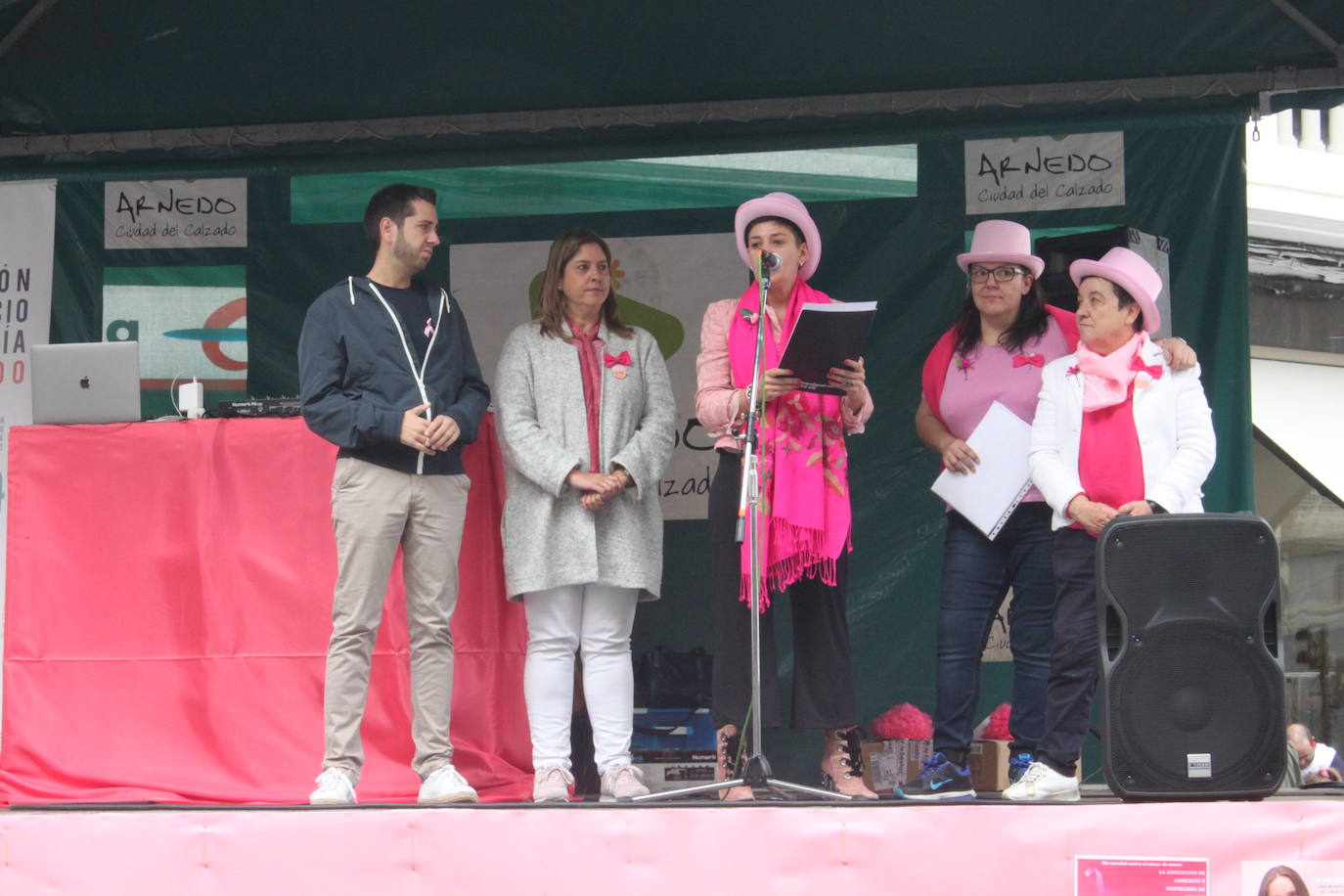 Arnedo se ha teñido de rosa en una mañana que ha reunido a público de todas las edades