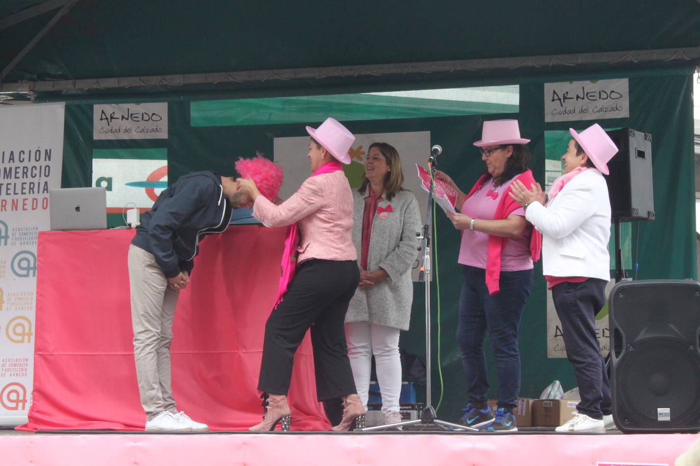Arnedo se ha teñido de rosa en una mañana que ha reunido a público de todas las edades