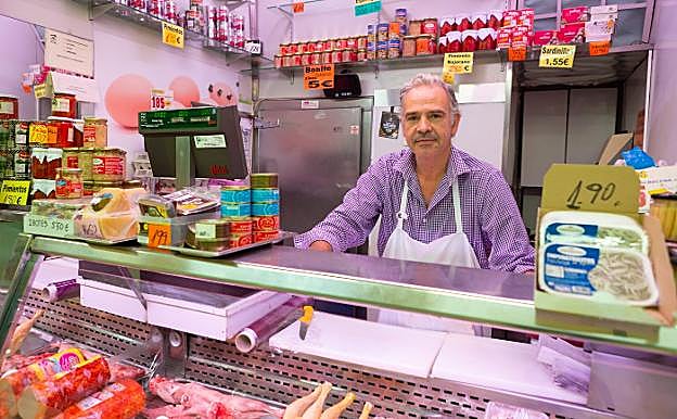 Manolo, en su puesto del mercado de Patricia