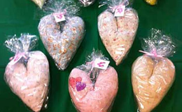 Almohadas con corazón, ya envueltas en papel celofán y listas para su entrega a las pacientes