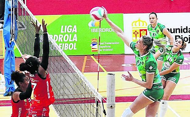 Gritzbach remata durante el encuentro ante las baleares