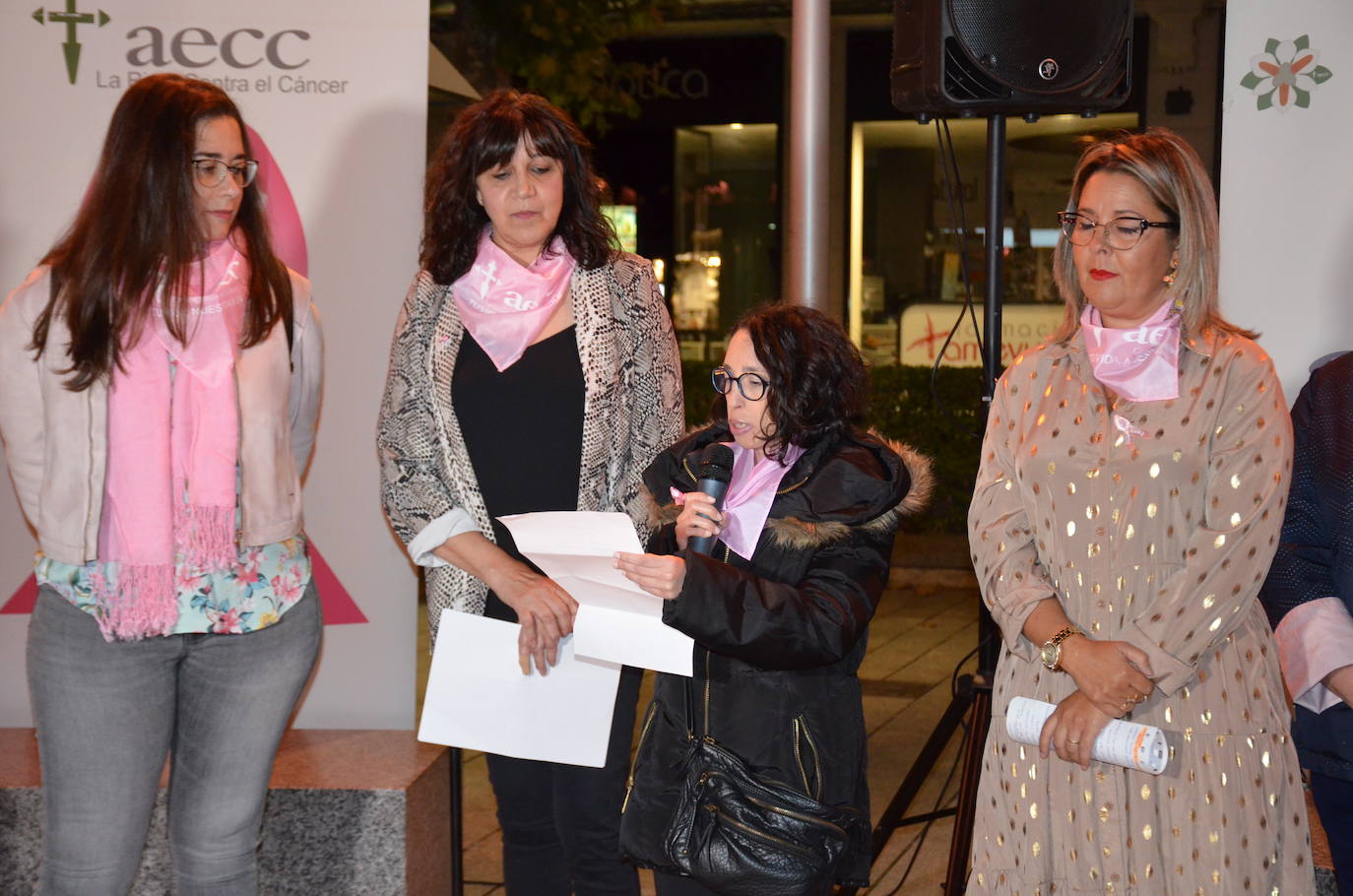 El municipio se tiñó ayer de rosa en apoyo a las mujeres, especialmente a las riojanas, que cada día luchan contra el cáncer de mama