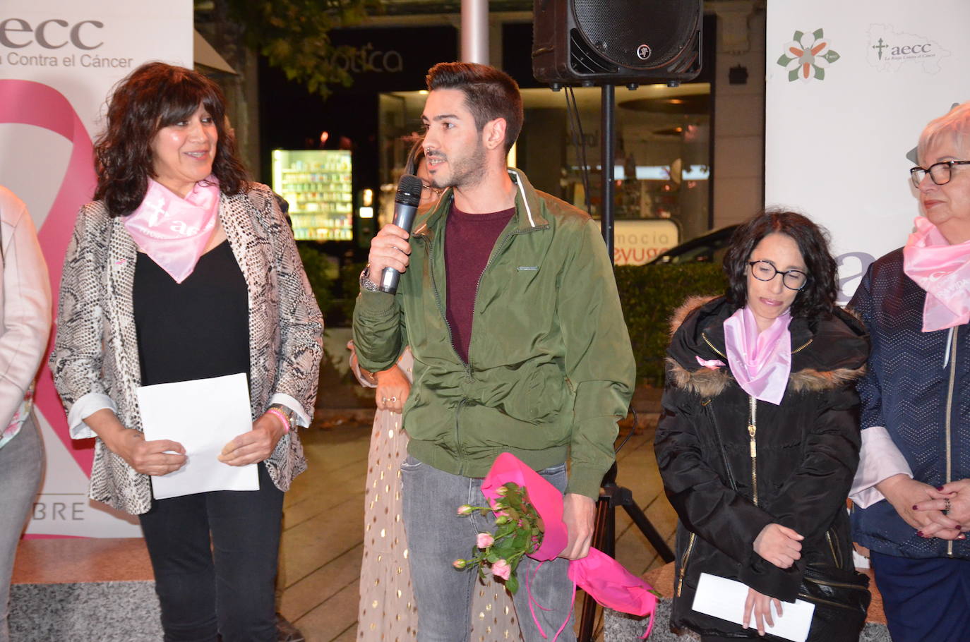 El municipio se tiñó ayer de rosa en apoyo a las mujeres, especialmente a las riojanas, que cada día luchan contra el cáncer de mama