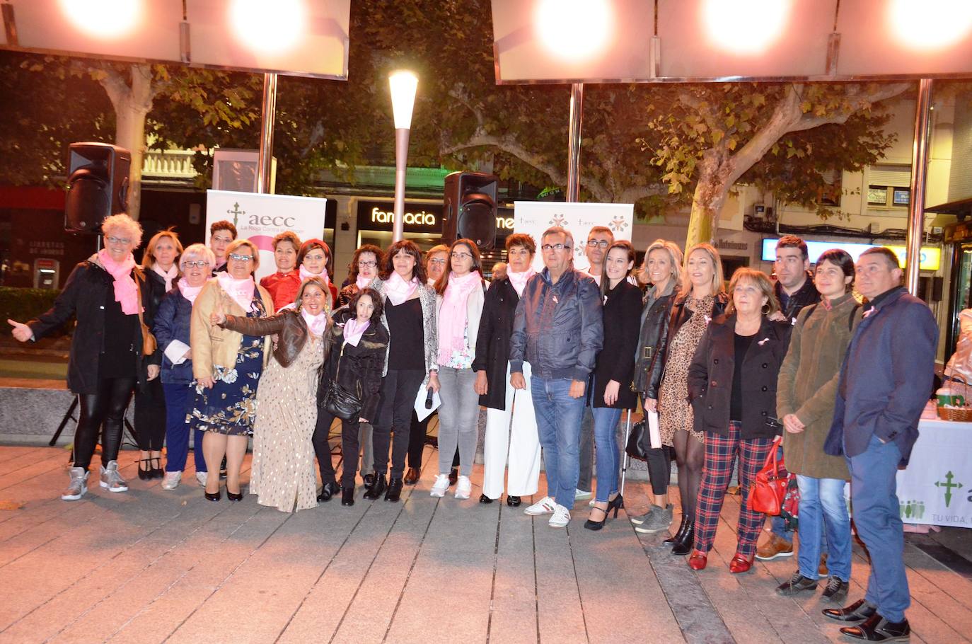 El municipio se tiñó ayer de rosa en apoyo a las mujeres, especialmente a las riojanas, que cada día luchan contra el cáncer de mama