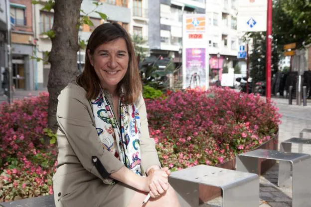 La titular riojana de Salud, Sara Alba Corral, posa en la calle Bretón de los Herreros, a las puertas de la Consejería, en una imagen del pasado miércoles